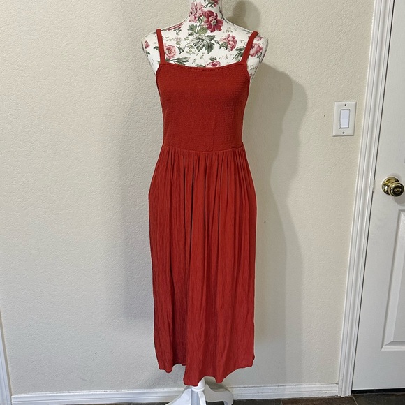 Sleeveless Crinkled Smocked Fit & Flare Dress - Yes I Cayenne Size Small - Picture 4 of 8